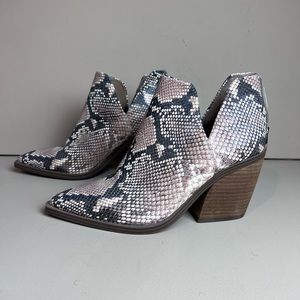 Vince Camuto Snake Skin Pattern Booties size 9 NWOB